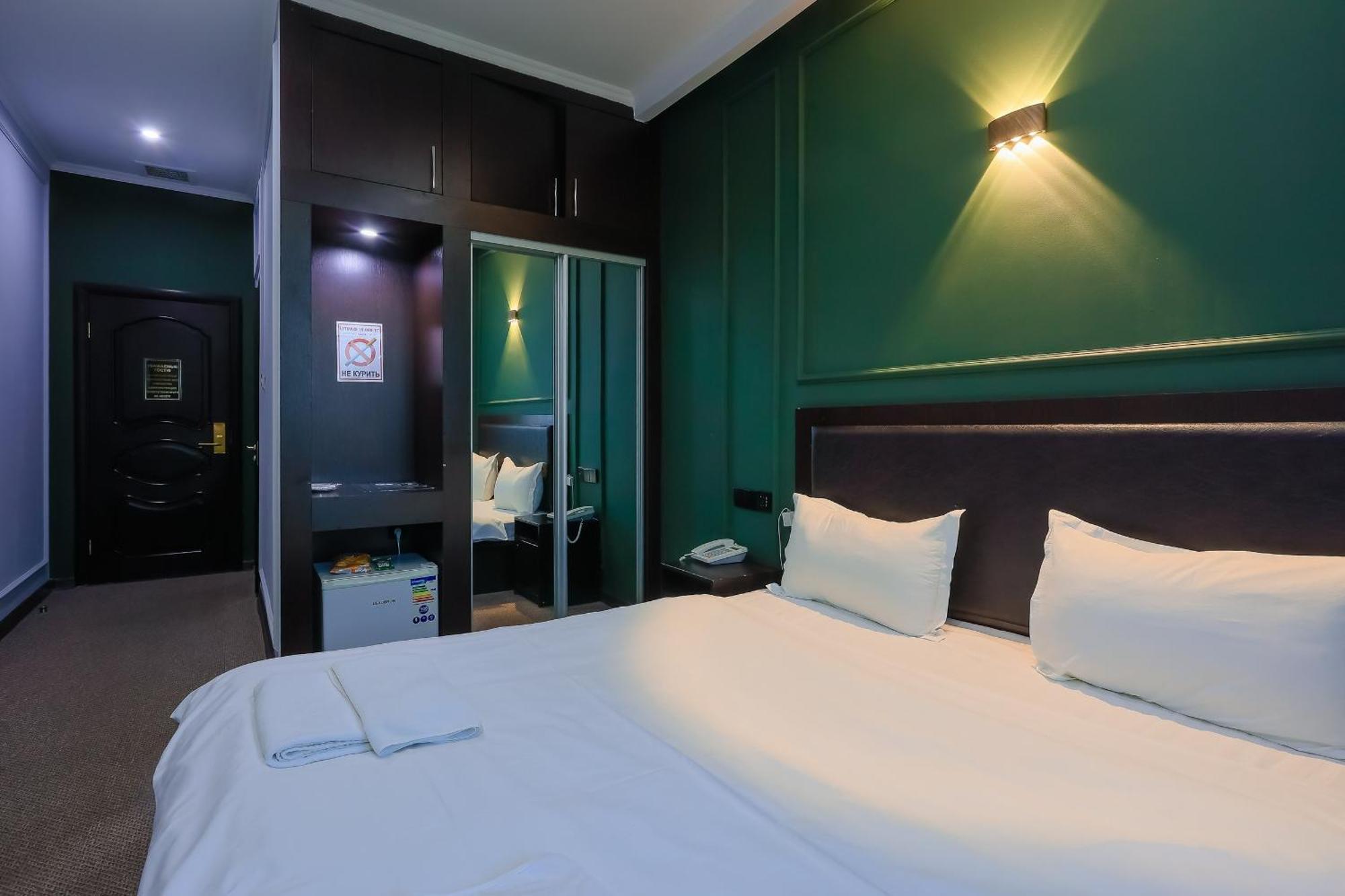 Hotel Vivaldis Almaty Esterno foto