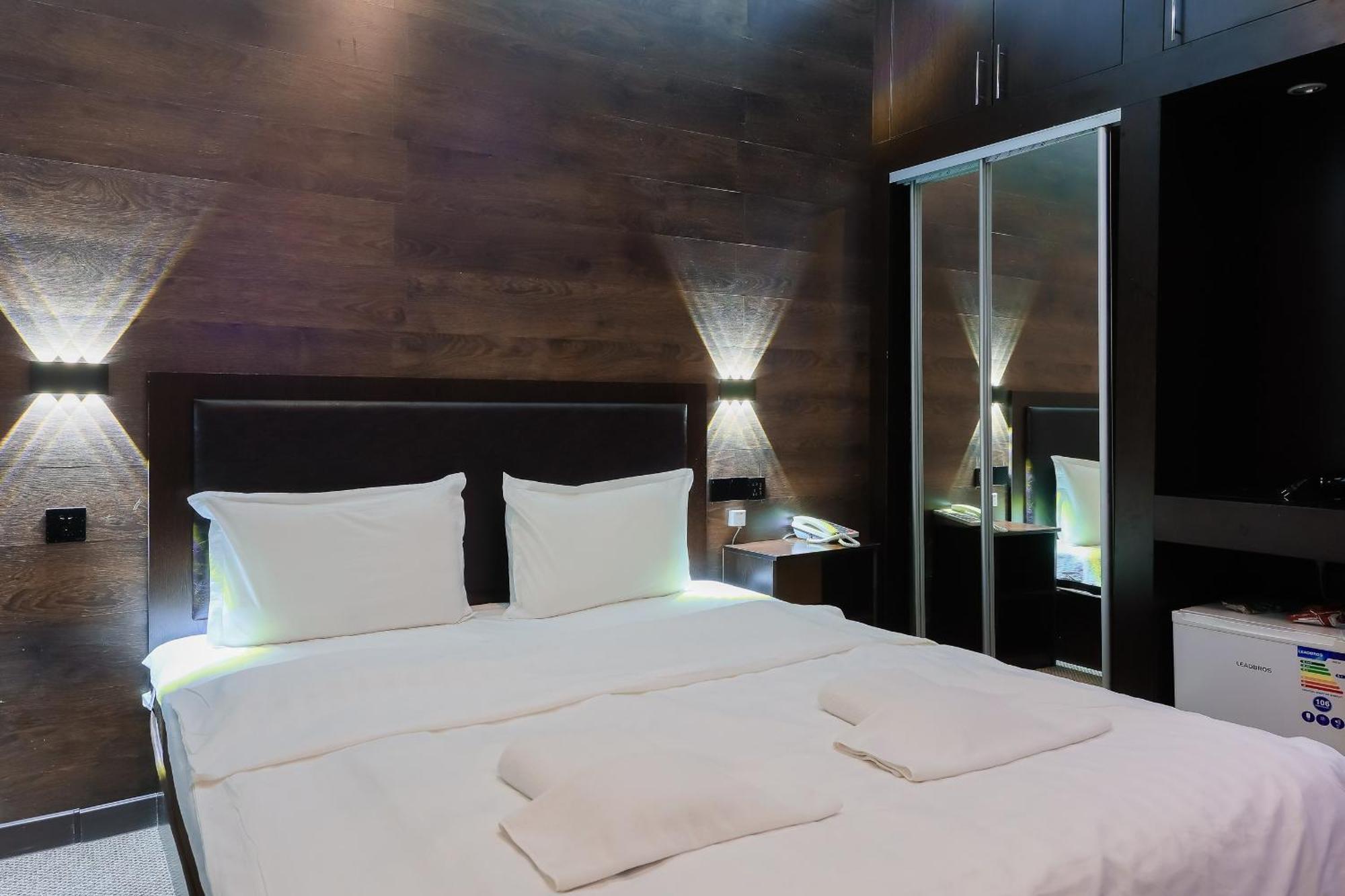 Hotel Vivaldis Almaty Esterno foto